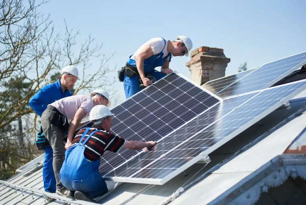 ekipa montująca solary na dachu