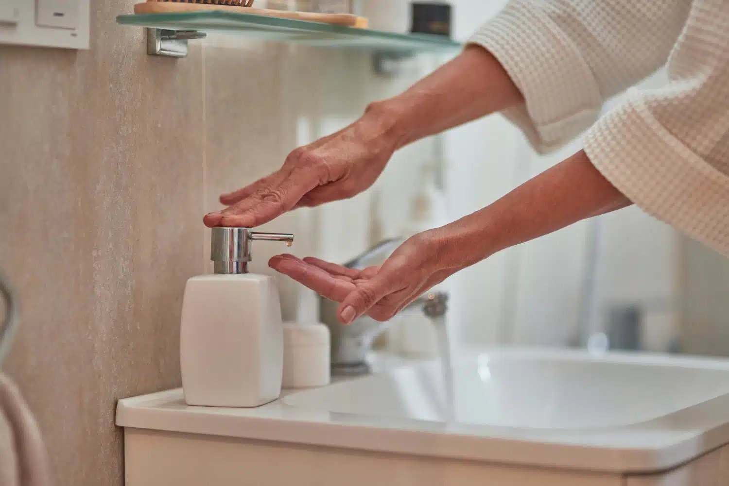 kobieta myje ręce w łazience dla gości
