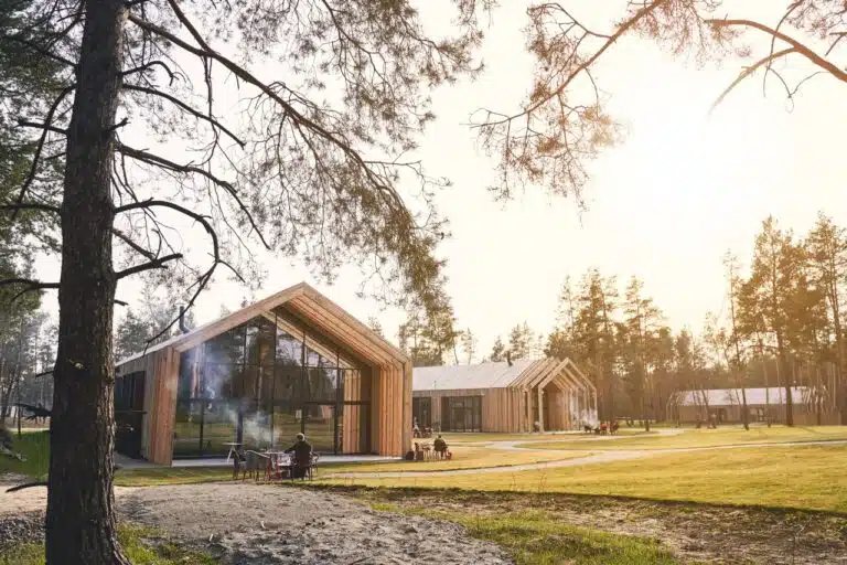 Napisz artykuł: Nowoczesna stodoła — dlaczego ten styl podbija polskie domy? zastosuj w nim anchor: “nowoczesna stodoła ” i podlinkuj go: https://www.4katy.com.pl/architektura/nowoczesna-stodola-prostota-przestrzen-i-naturalne-materialy nie umieszczaj linków do źródeł w treści, nie linkuj w leadzie